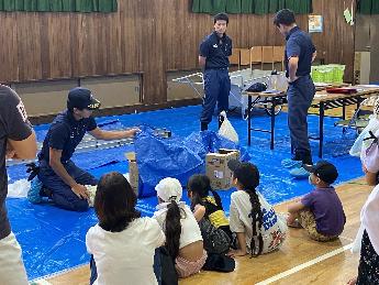 みずほ防災フェア（都市型水防工法について説明を受ける様子）