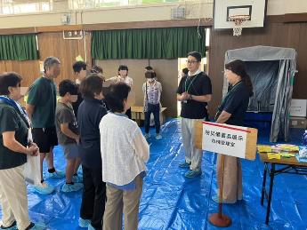 みずほ防災フェア（防災備蓄品についての説明を受ける様子）