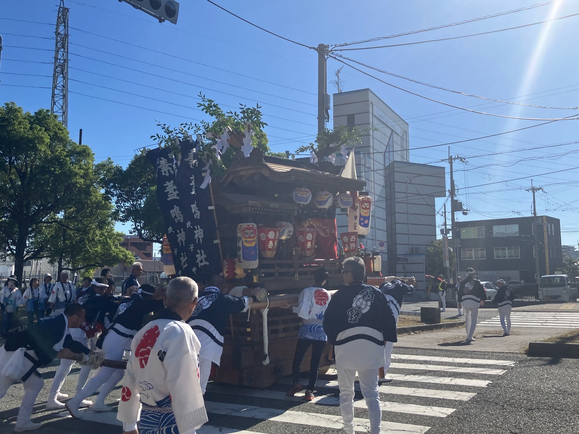 西野秋祭り・だんじりが素盞嗚神社から出発していく様子