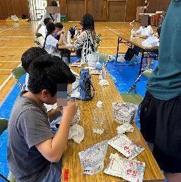 防災カレーを食べている様子