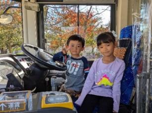 電気バスに乗る子どもの様子