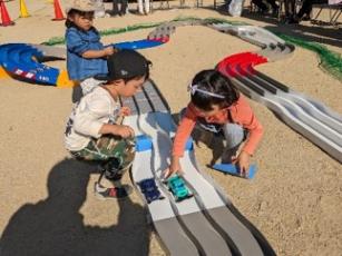 ミニ四駆で遊ぶ子供の写真