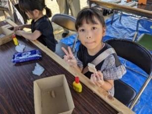 廃材を使ったクラフト体験をしている様子