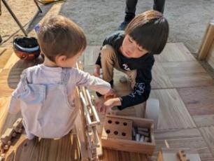 廃材クラフトで遊ぶようす