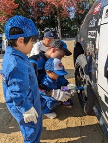 子どもがエンジニア体験する様子