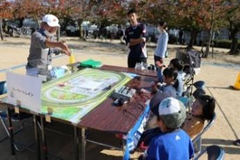 ソーラートレインを動かす仕組みを聞く様子