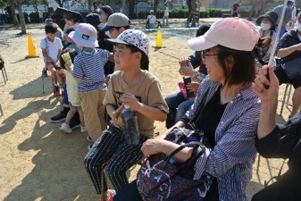 ペットボトルに空気を入れる様子