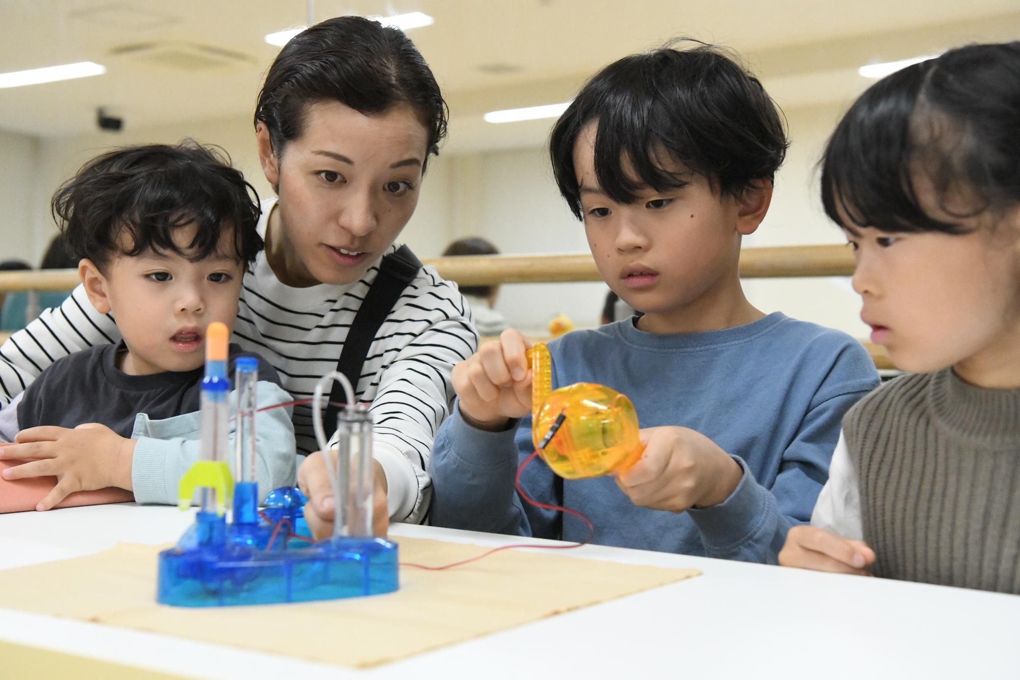 水素ロケットに水素を充てんする様子