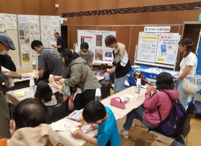 工作ブースの参加者多数