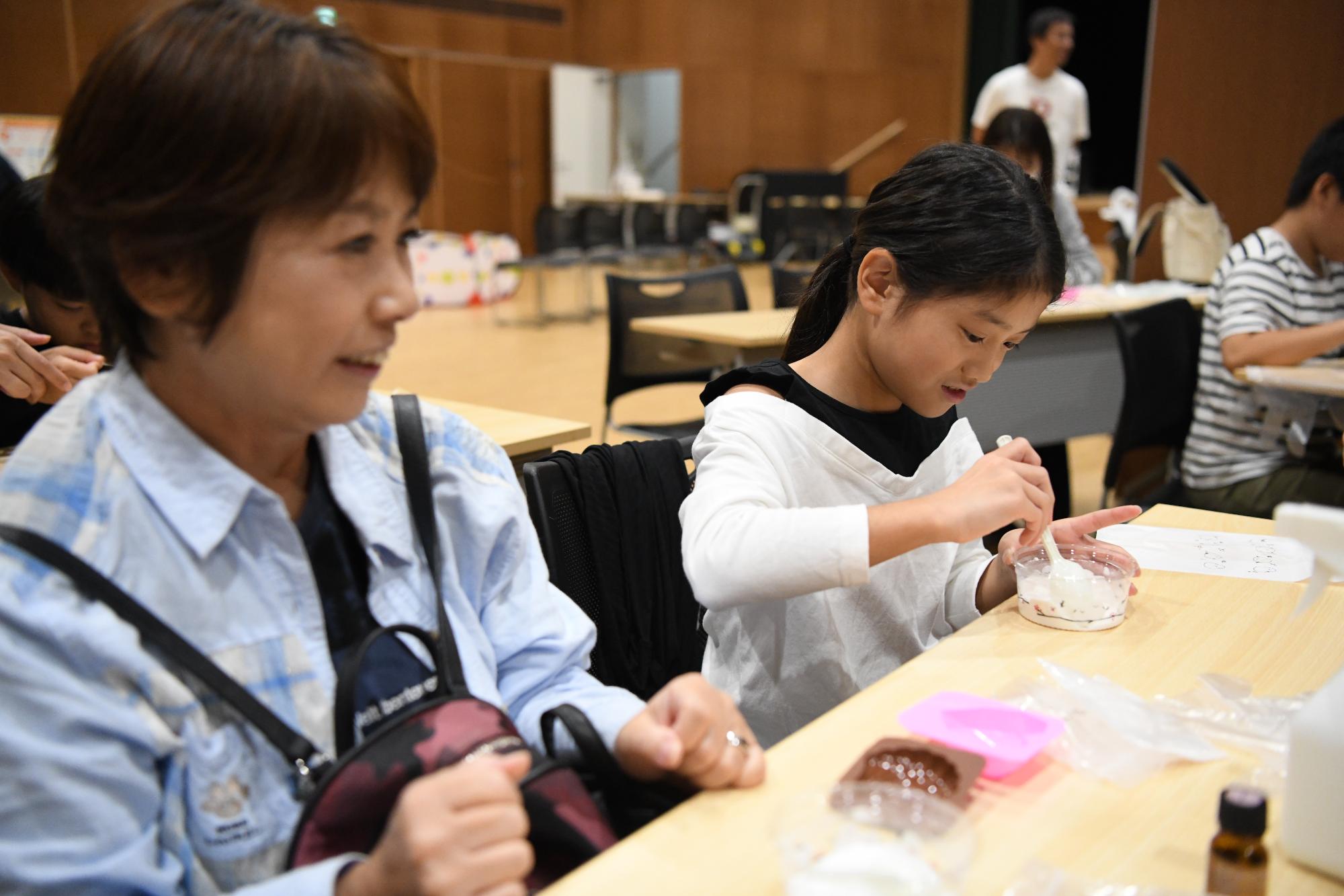 入浴剤をつくる様子