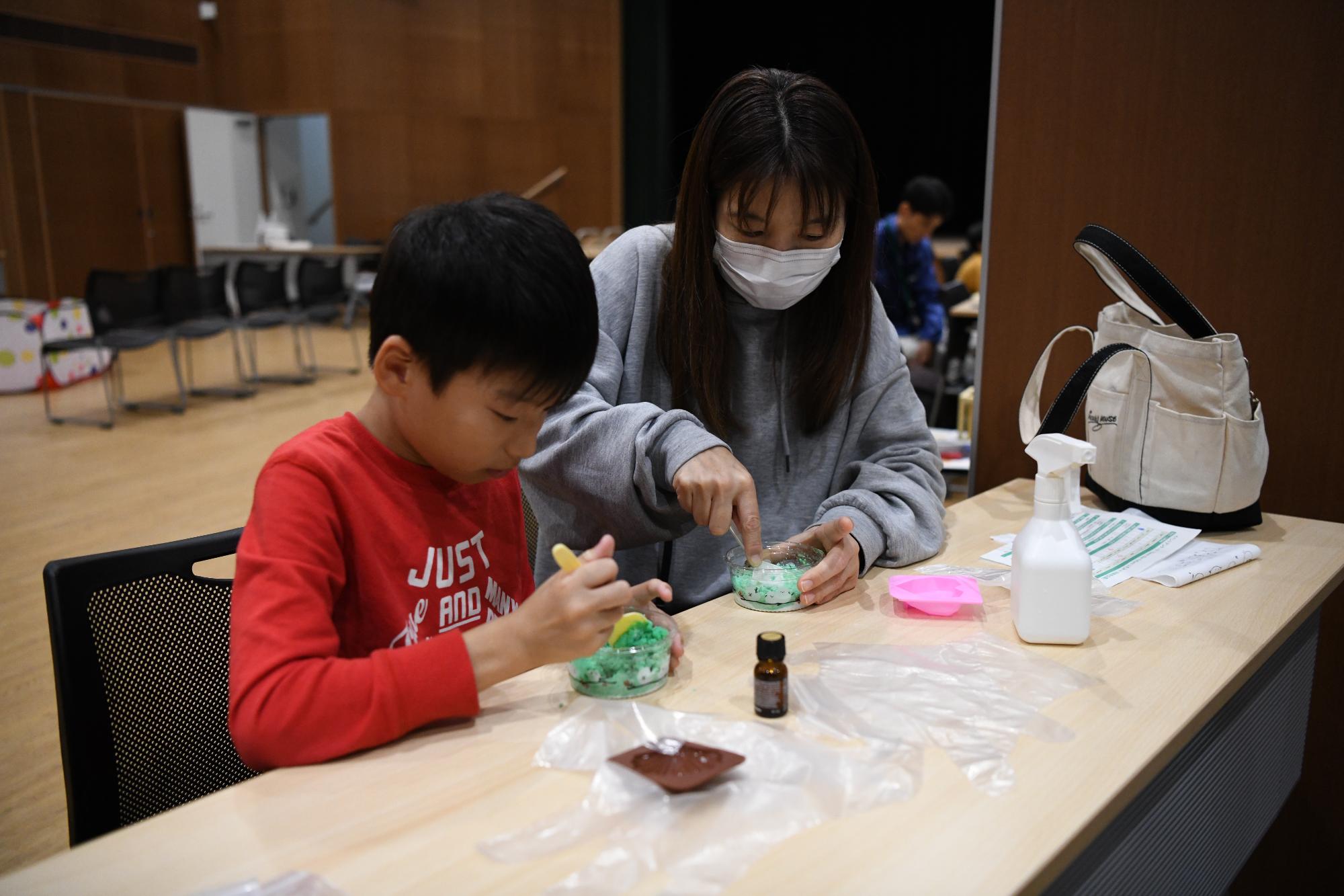 入浴剤を作る様子