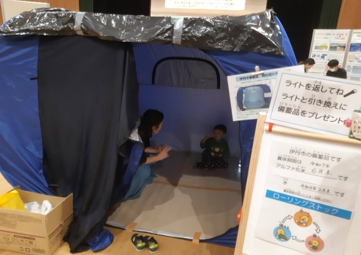 テントの中に入っている子ども
