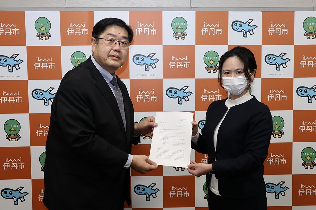 審議会小島会長から副市長へ答申書が手渡された写真