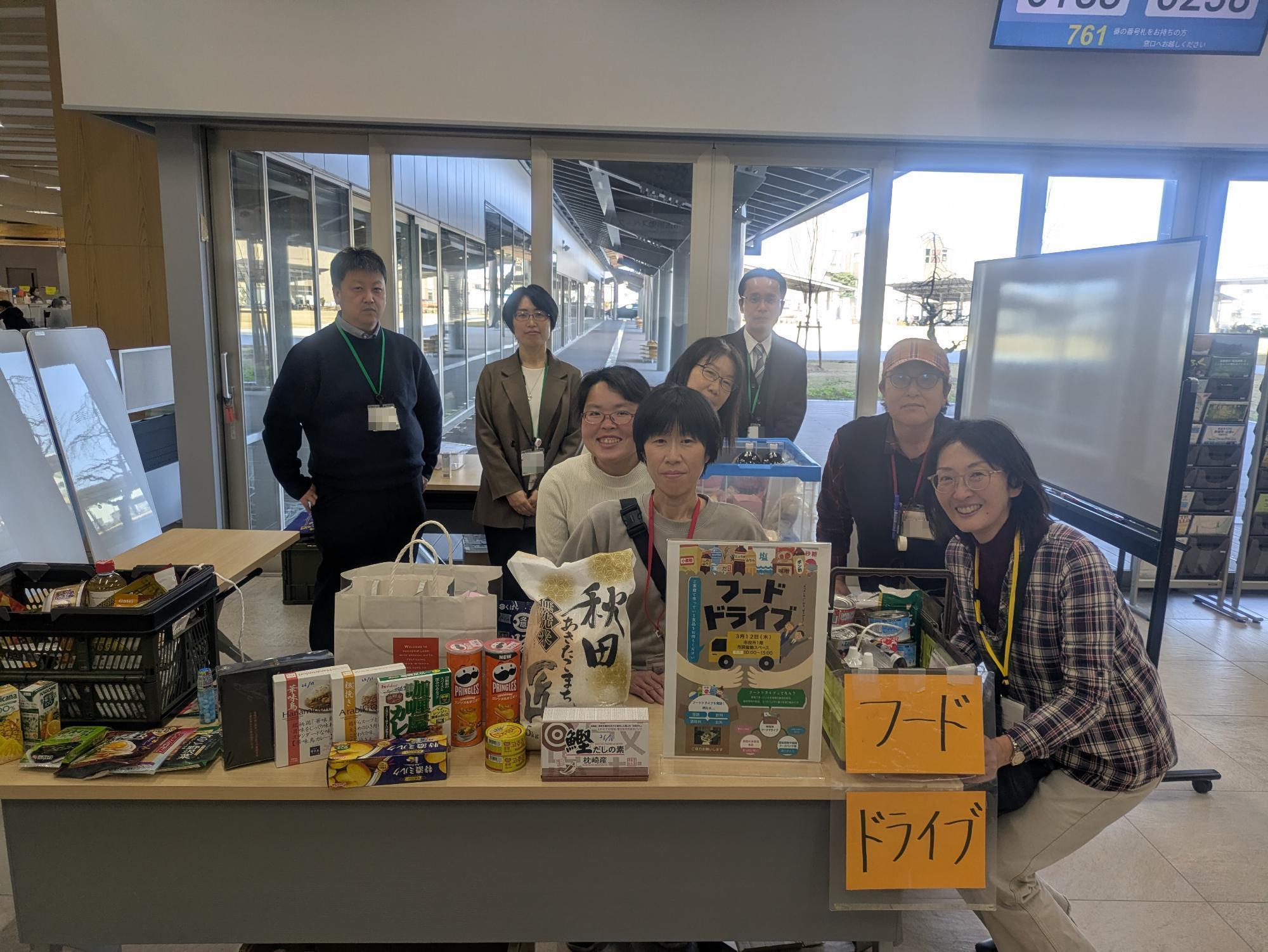 寄付された食品と記念撮影