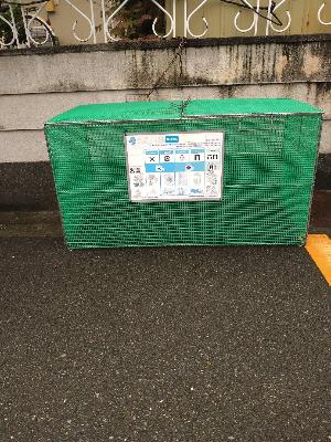 市販の折りたたみ式収納枠格子状のアルミの枠にプラスチック製の網の板を張り付けた製品。中型。横幅約1.5メートル