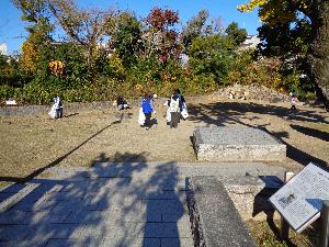 令和7年度史跡清掃の様子(有岡城跡)