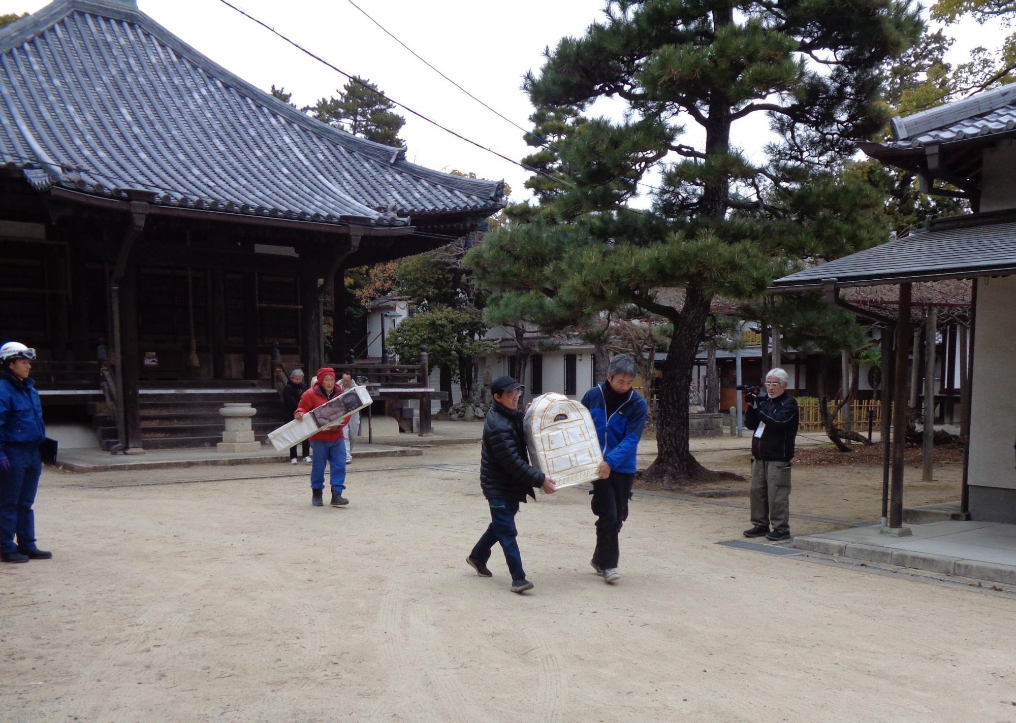 令和7年度文化財防火デーの様子(仏像搬出訓練)