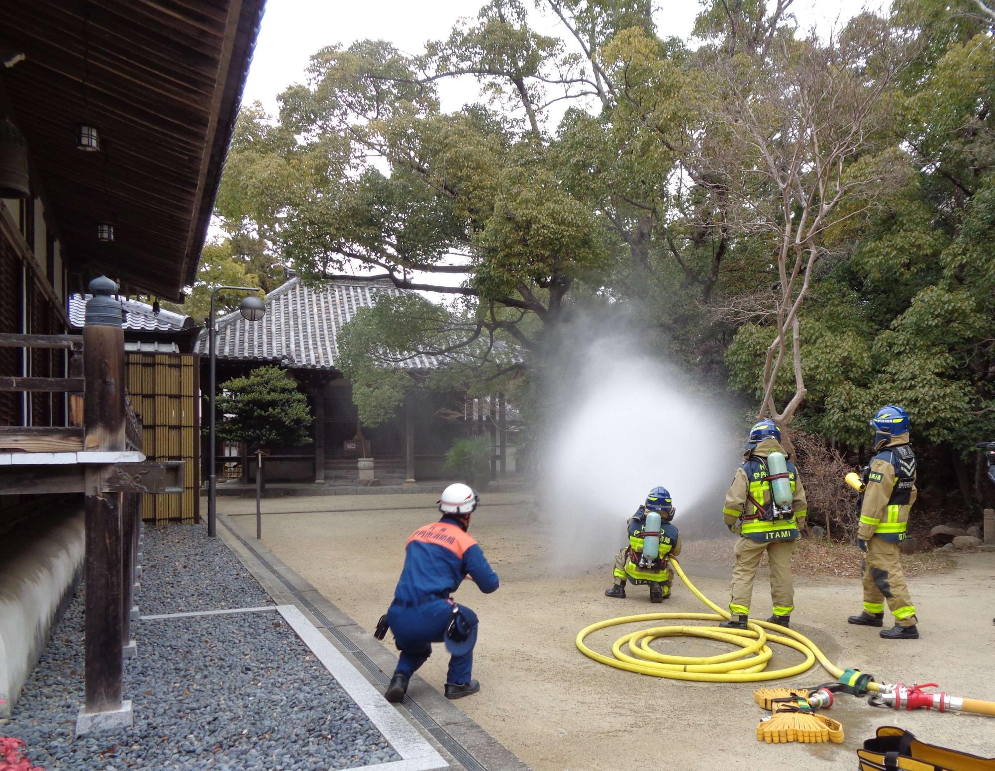 令和7年度文化財防火デーの様子(消防による放水訓練)