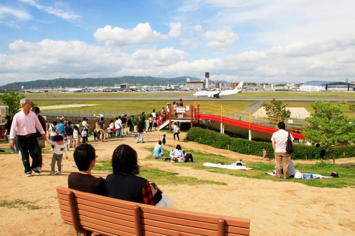 スカイパーク内の遊具や大阪国際空港の滑走路や飛行機
