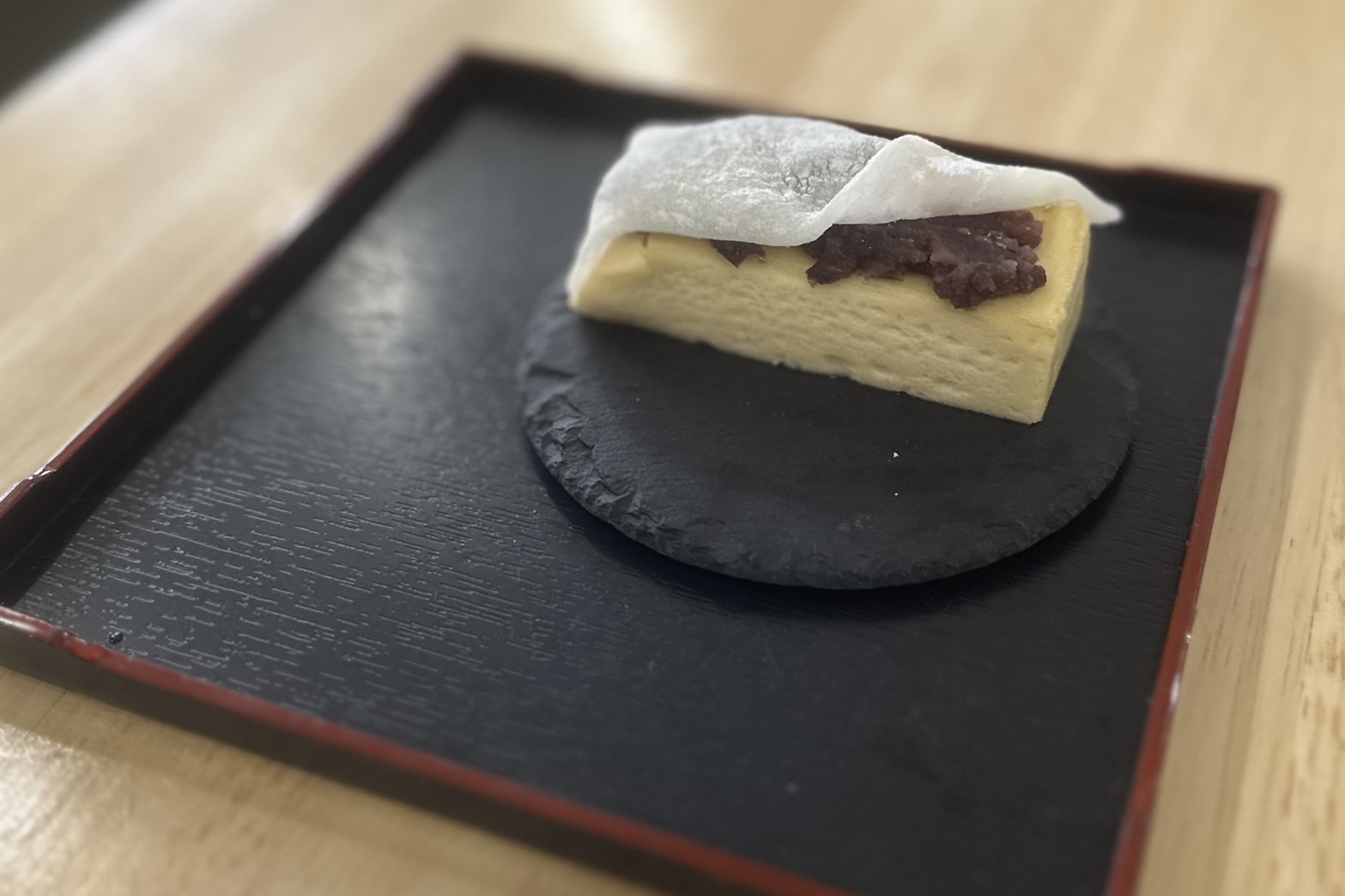 餡子と求肥をチーズケーキに重ねた商品