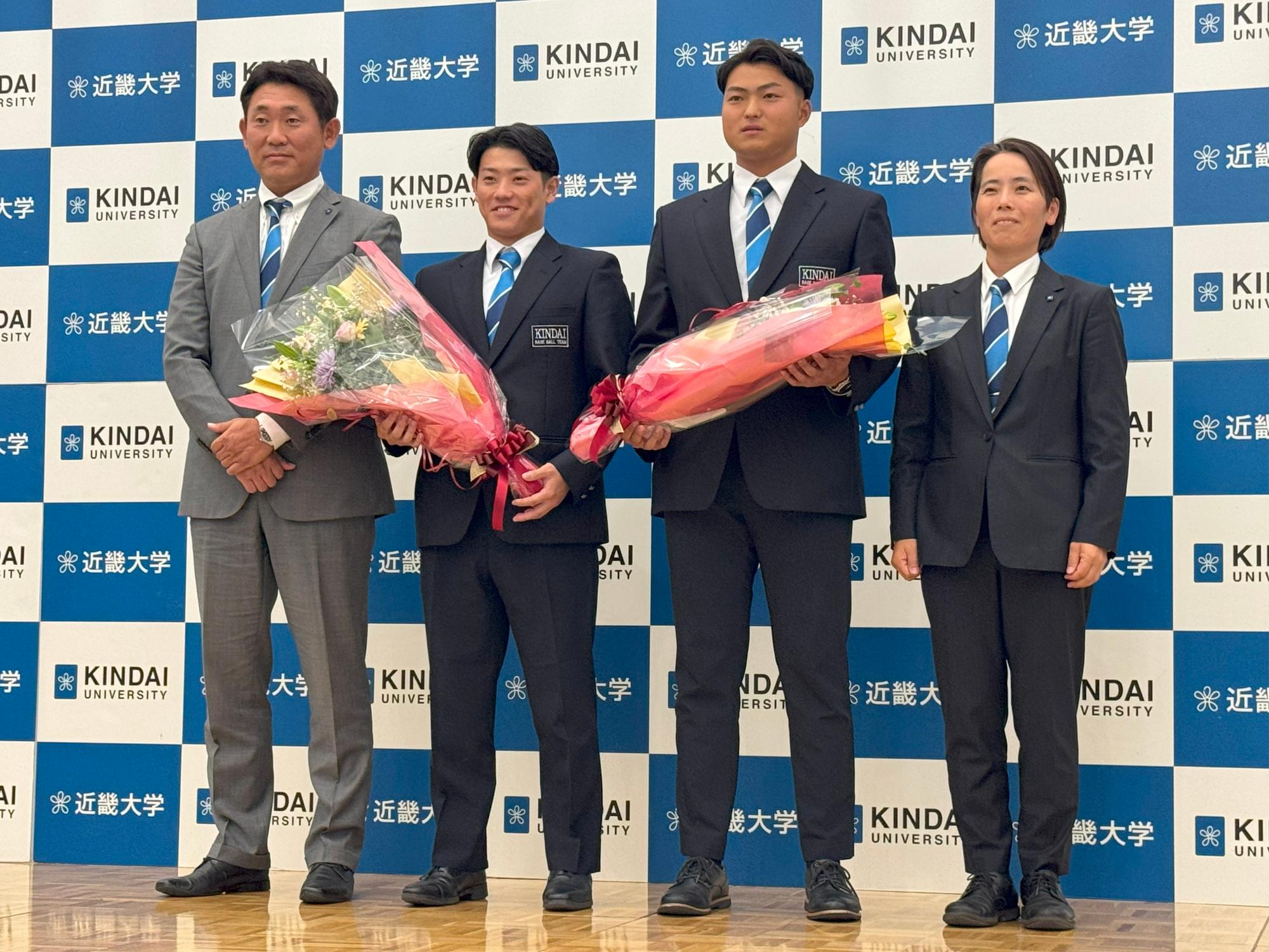 壇上に立つ阪上選手・勝田選手と、野球部の光元監督・田中部長