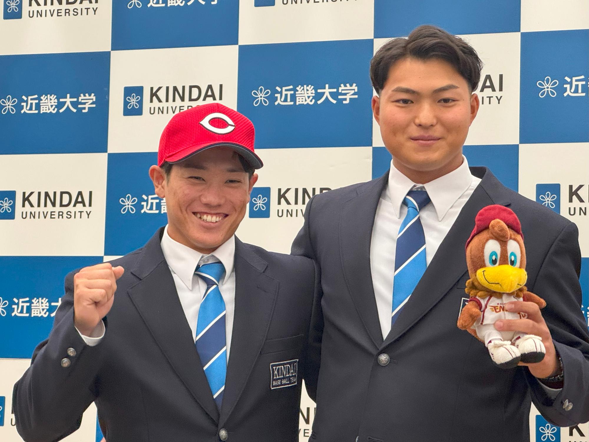 ドラフト指名を受けて記念撮影に応える坂上翔也選手（向かって右）と勝田成選手（左）