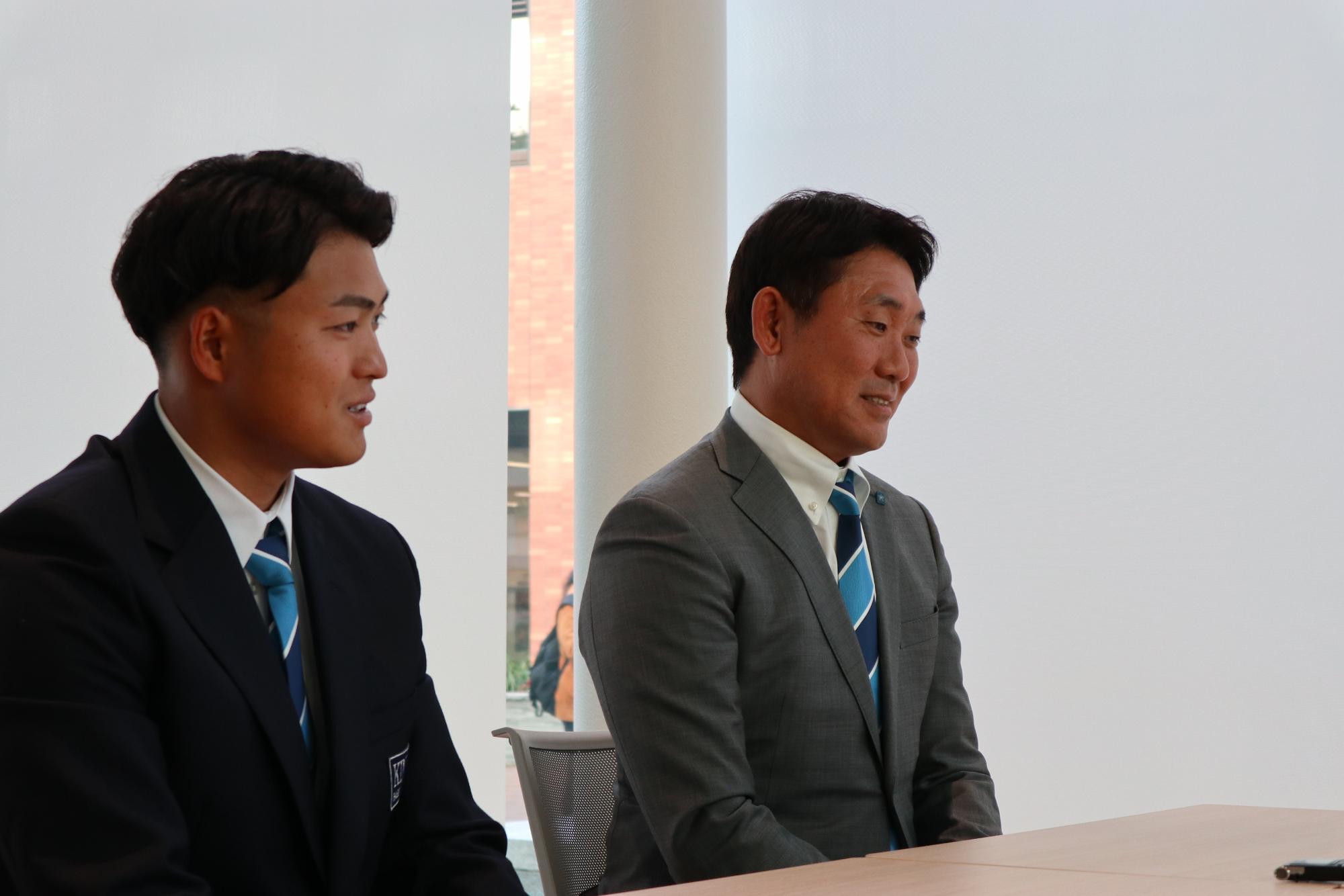 並んで質問に答える阪上選手と光元監督