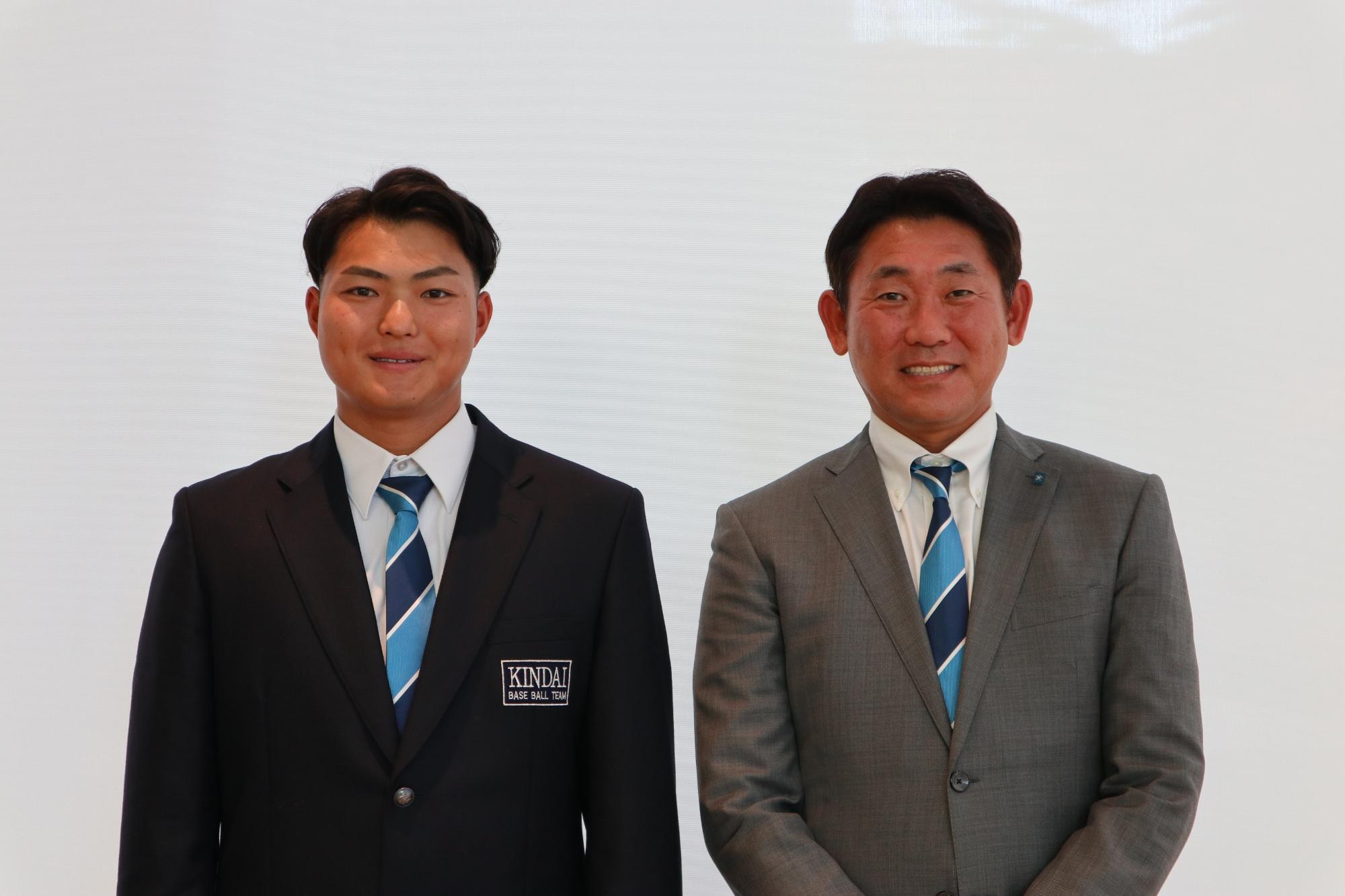 カメラに向かってほほ笑む阪上選手（向かって左）と光元監督