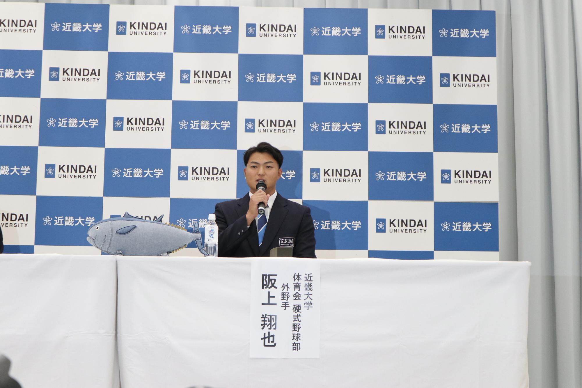 記者会見で記者の質問に答える阪上選手