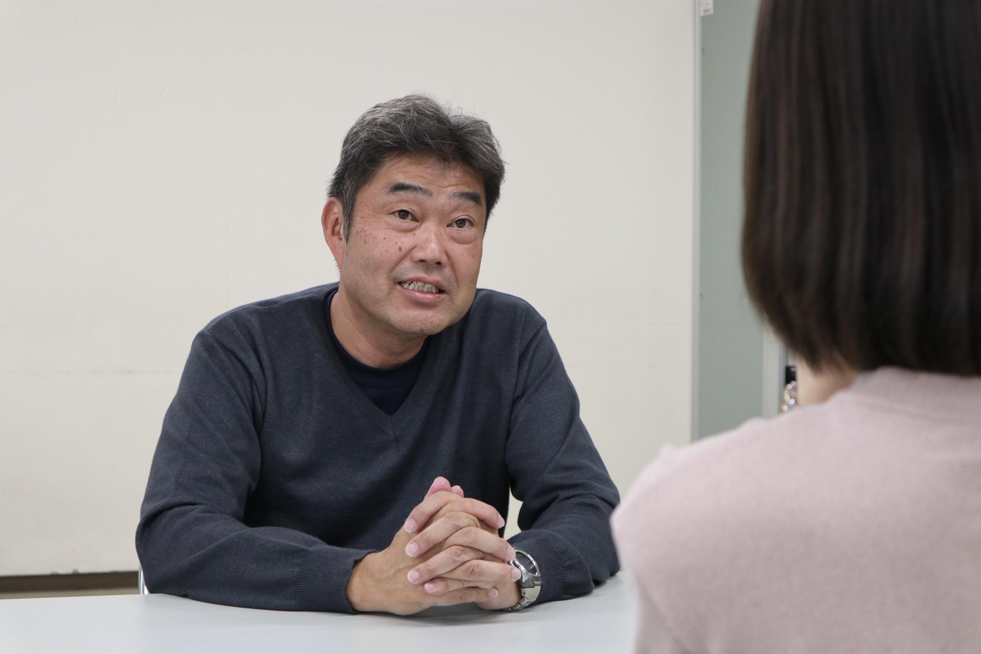 インタビューに答える、阪上選手の父・靖さん