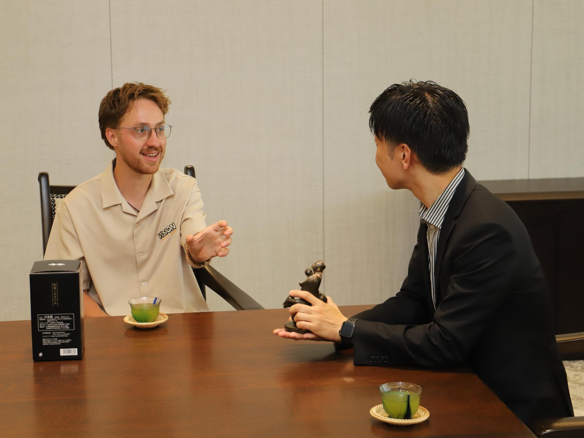 伊丹市長と話すボレンさん