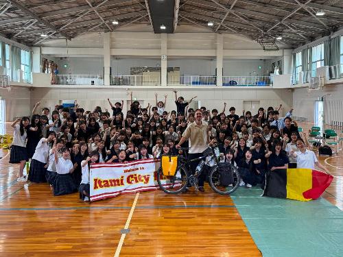 市立伊丹高校の体育館で、ボレンさんと同校生徒の集合写真