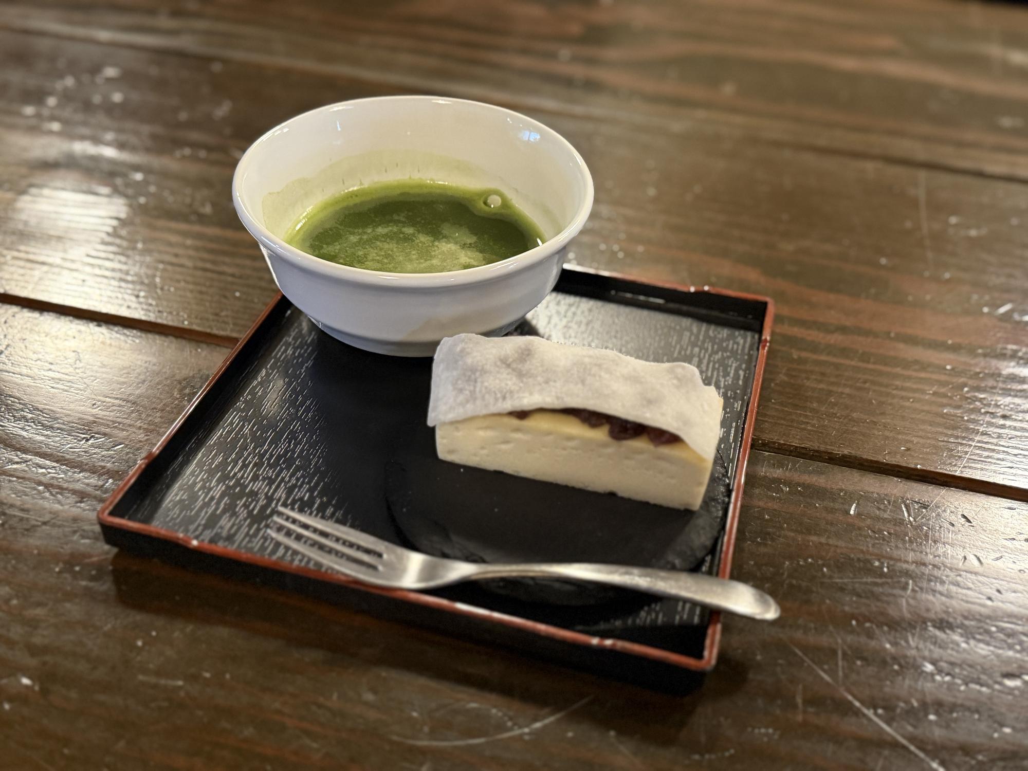 荒木村重にちなんだ和洋折衷のチーズケーキと、温かいお抹茶のセット