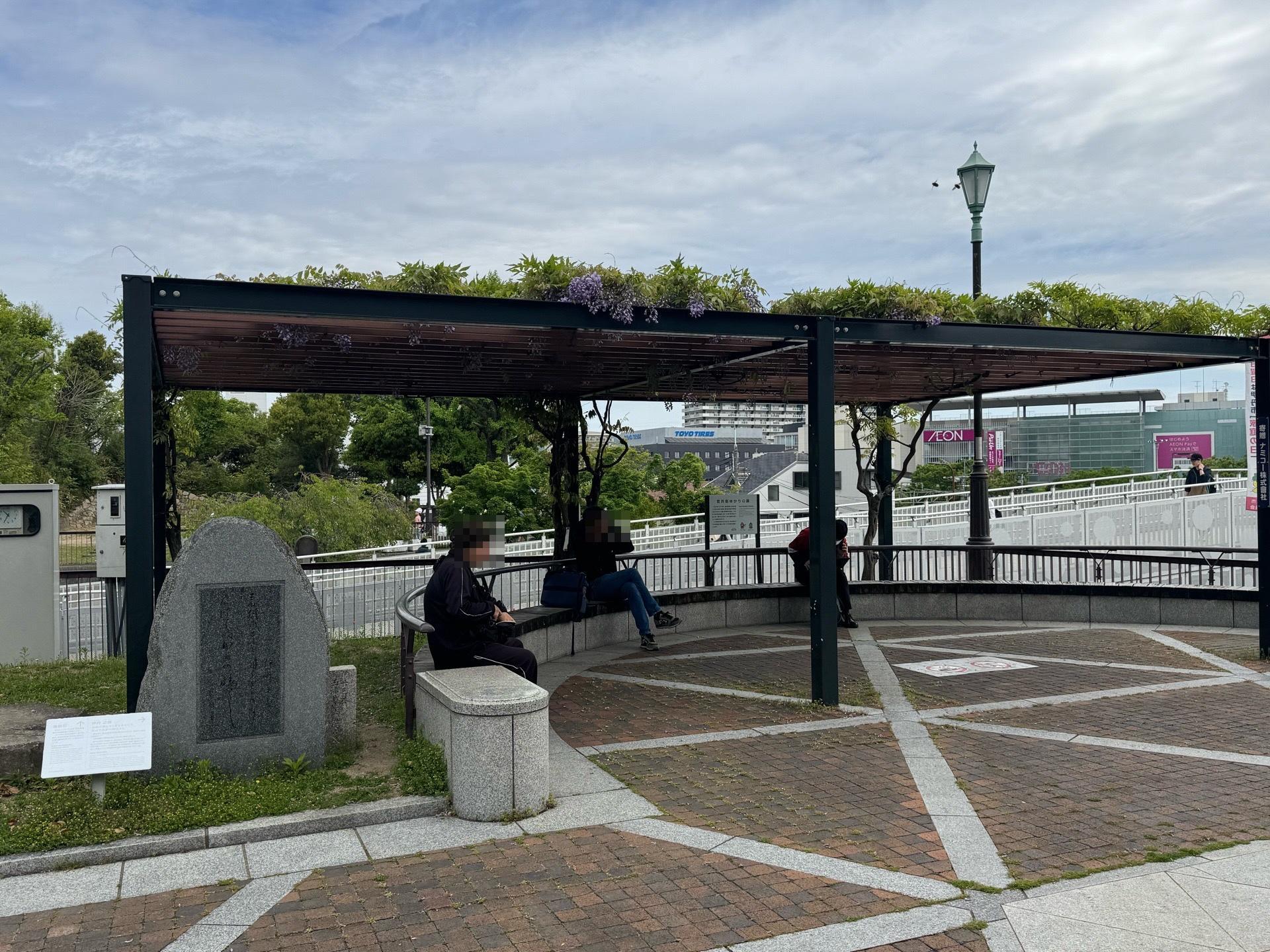 JR伊丹駅前の藤棚