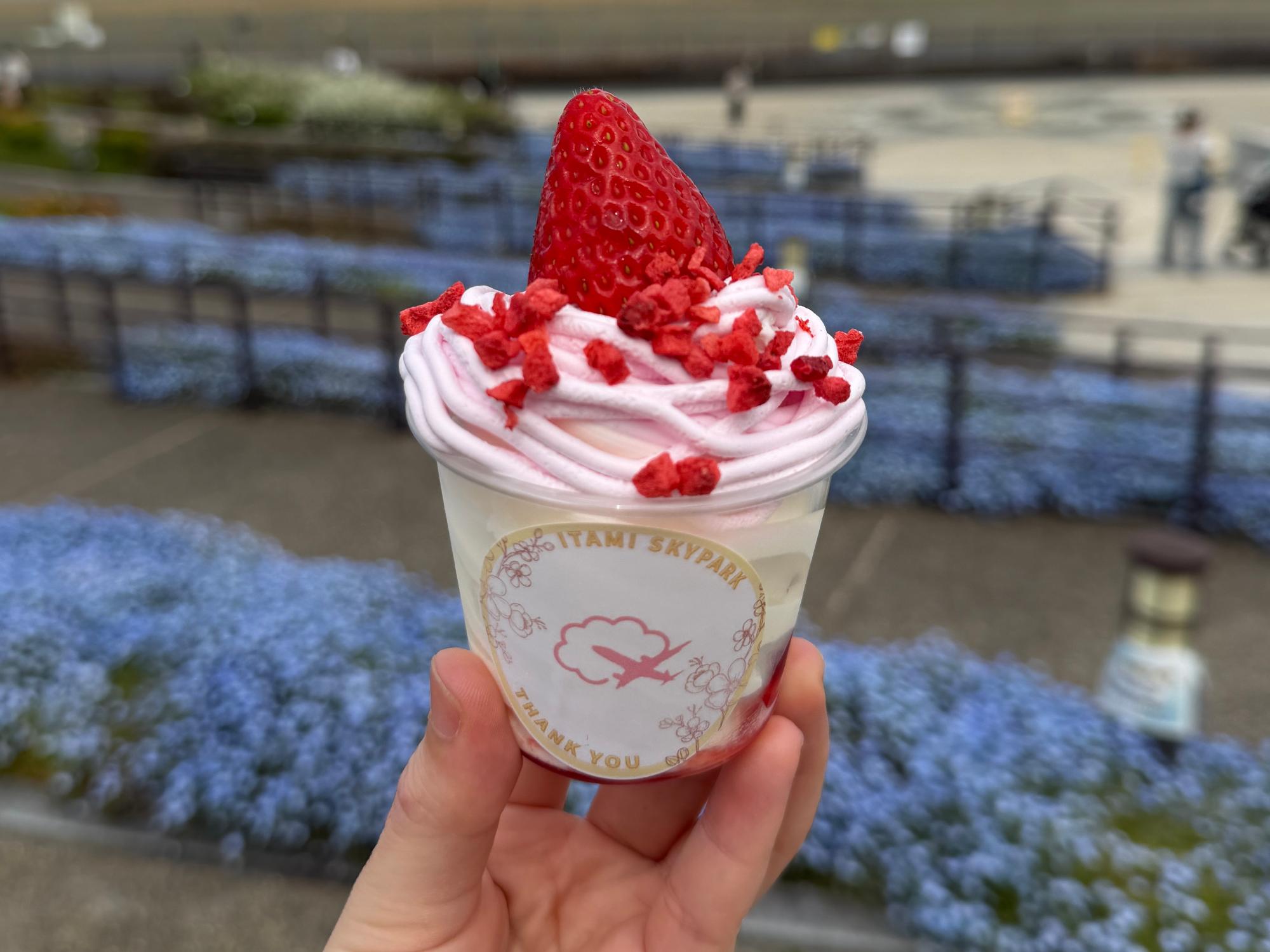 ピンク色のモンブランクリームの上にイチゴが乗ったソフトクリーム