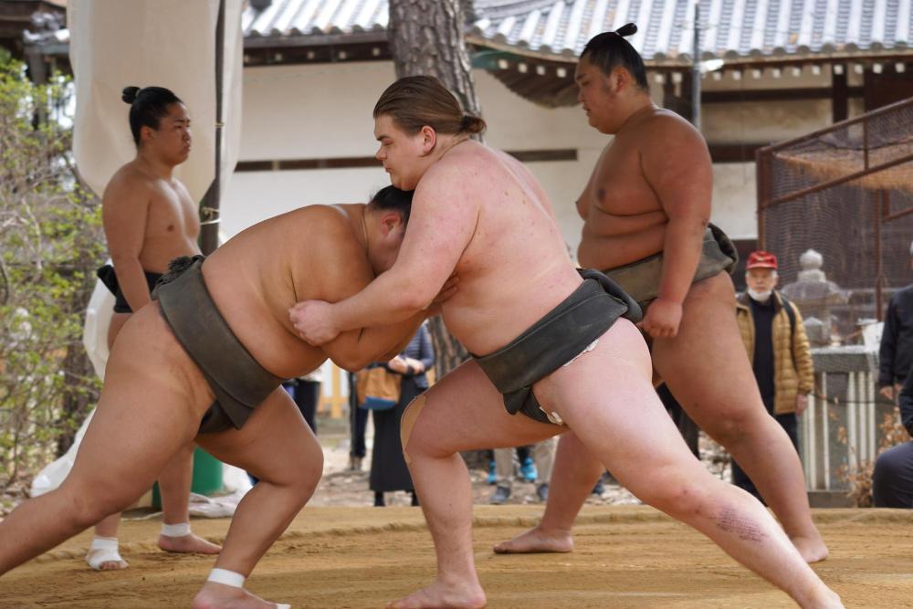 秀ノ山部屋の力士のぶつかり稽古