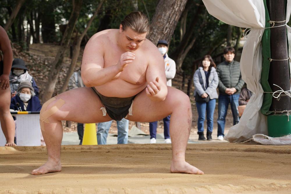 秀野山部屋の力士の土俵での練習