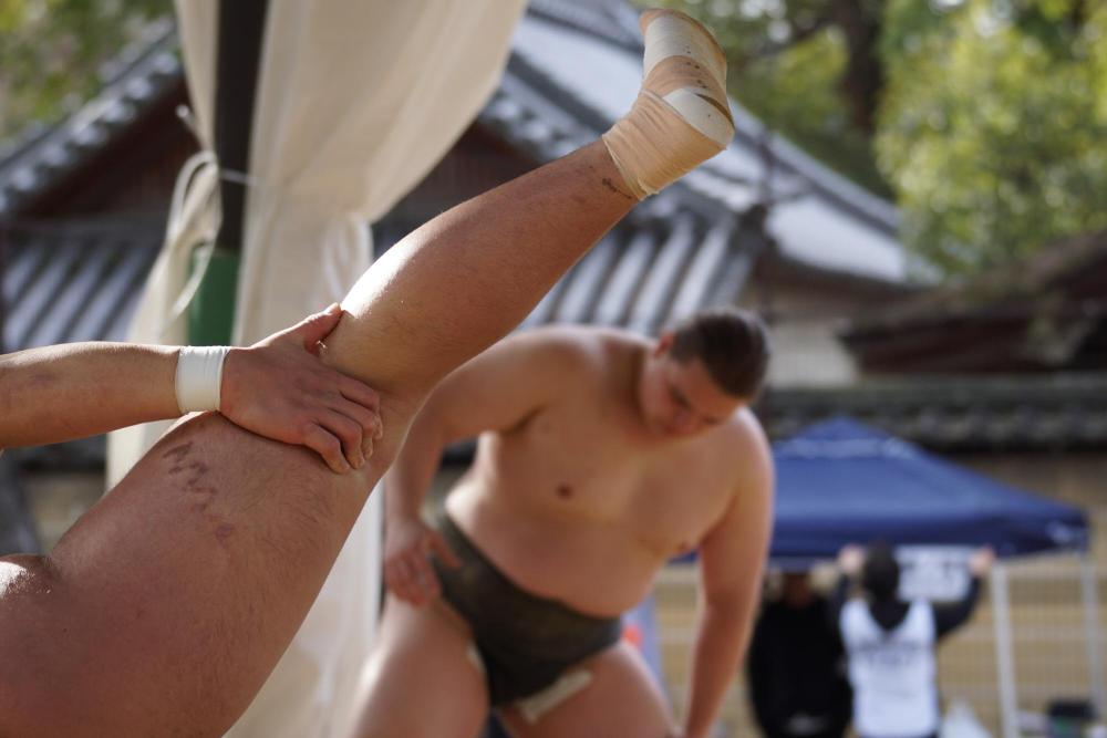 秀ノ山部屋の力士の足をあげる練習