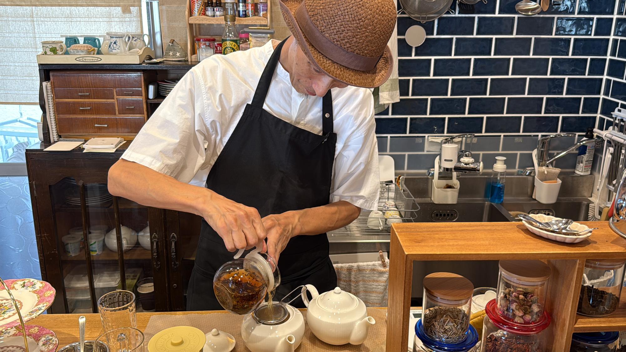 インターンシップ生リポートすこんてぃお茶をいれる店主
