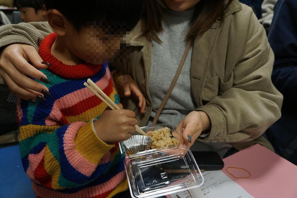 伊丹市昆虫食昆虫を食べる子供