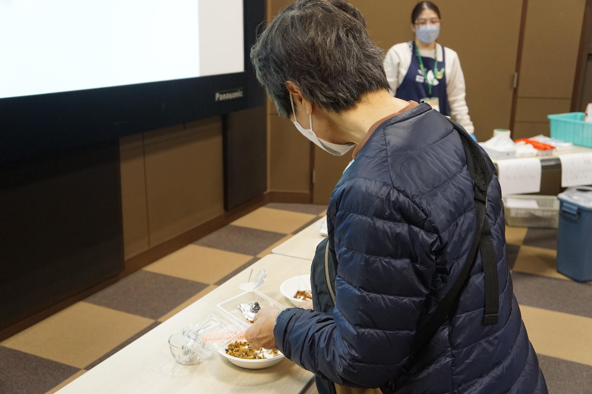 伊丹市昆虫食昆虫をおかわりする女性