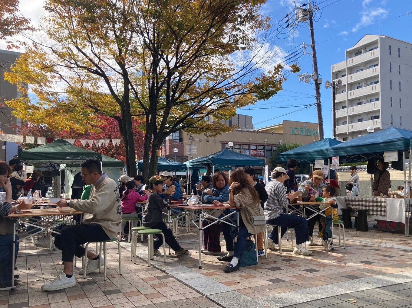 いたみあさまるしぇでだんらんするおきゃくさん