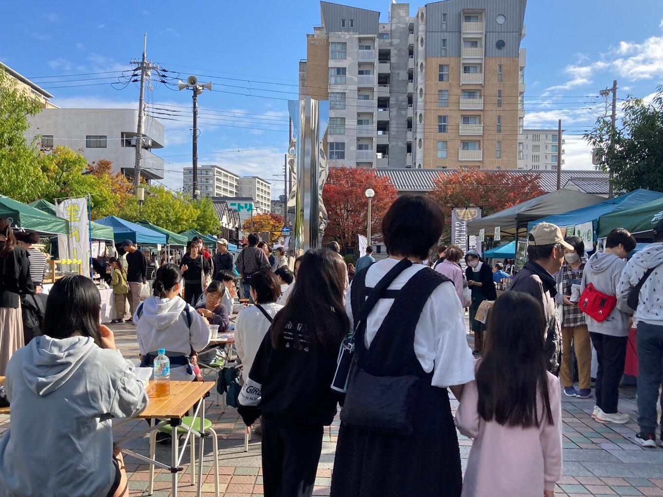 いたみあさまるしぇでおみせをさがすかぞく