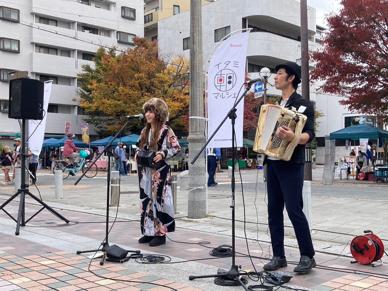 いたみあさまるしぇでえんそうするあーてぃすと