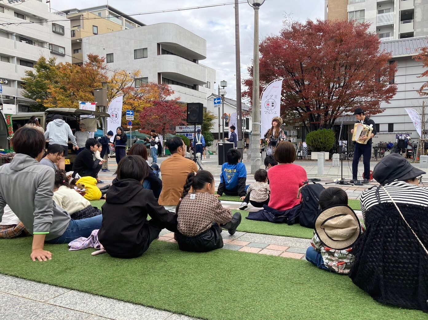 いたみあさまるしぇにでているあーてぃすとのえんそうをきくかぞく