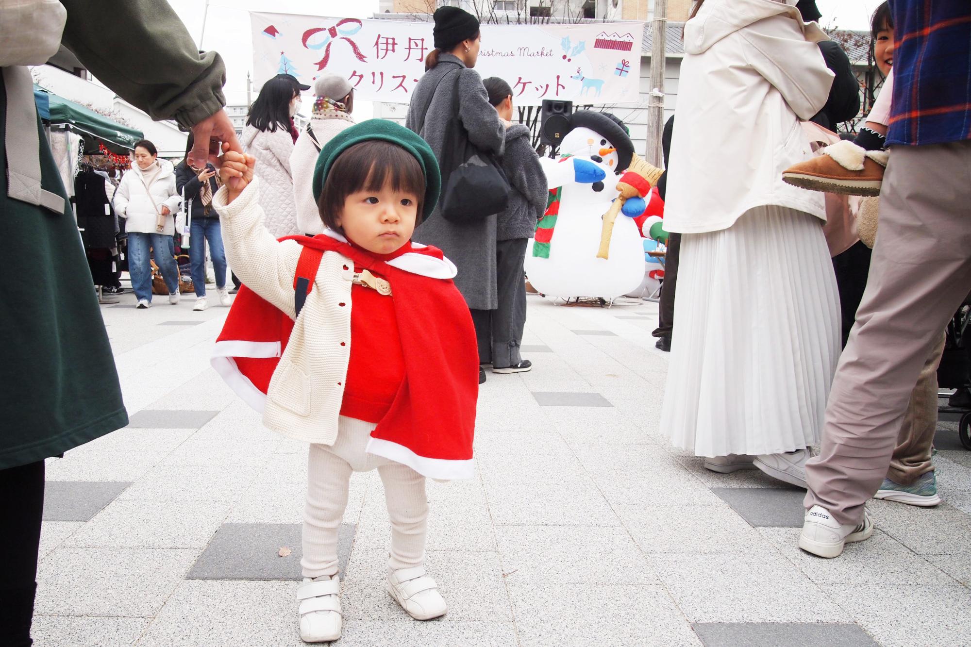伊丹クリスマスマーケットでサンタさんの恰好をするこども