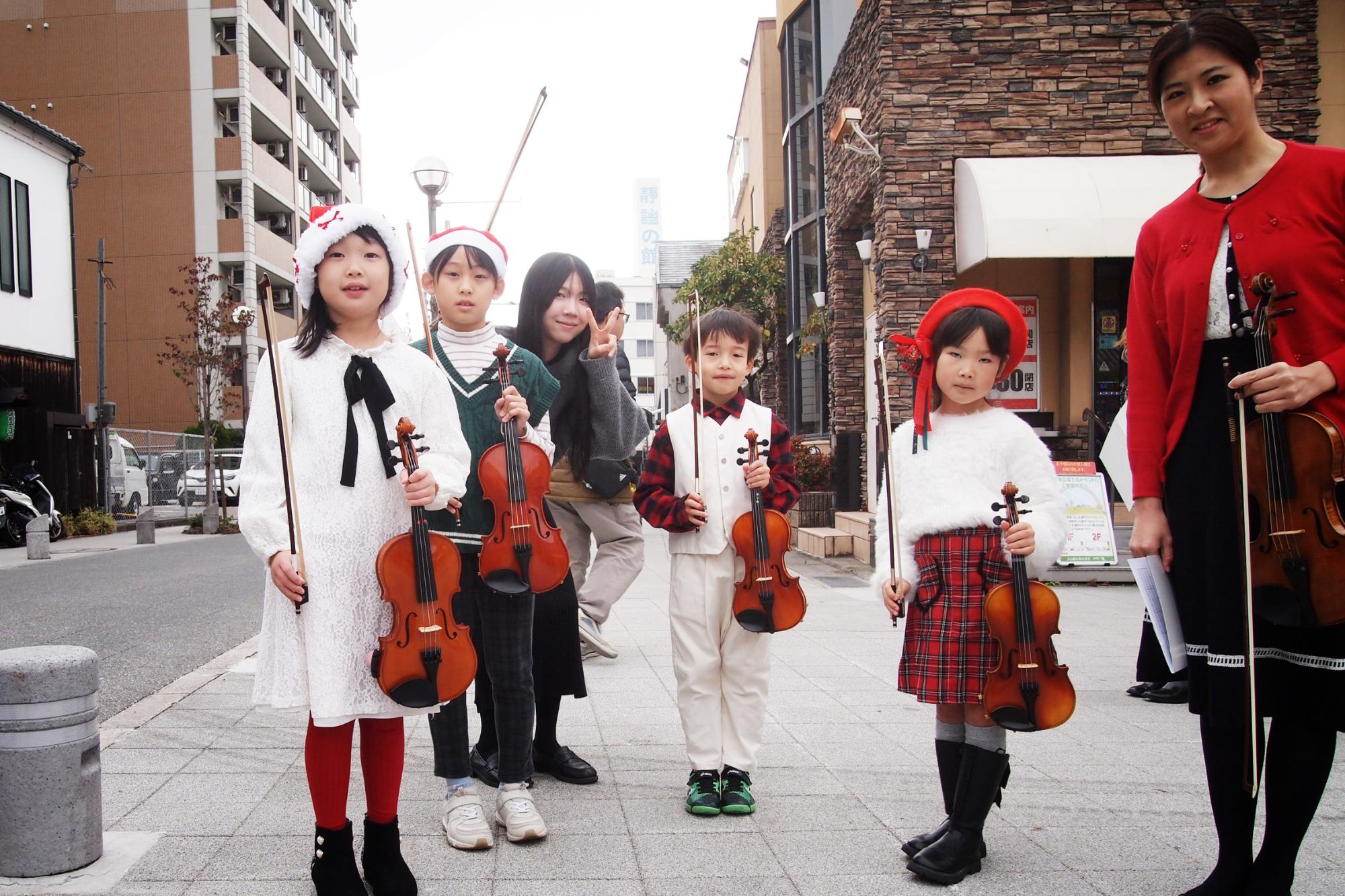 伊丹クリスマスマーケットで演奏する子供たち