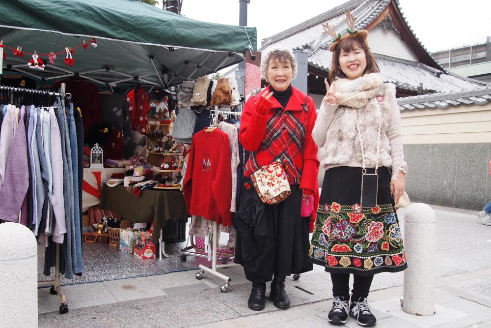 伊丹クリスマスマーケットで出店している洋服屋さんの店員