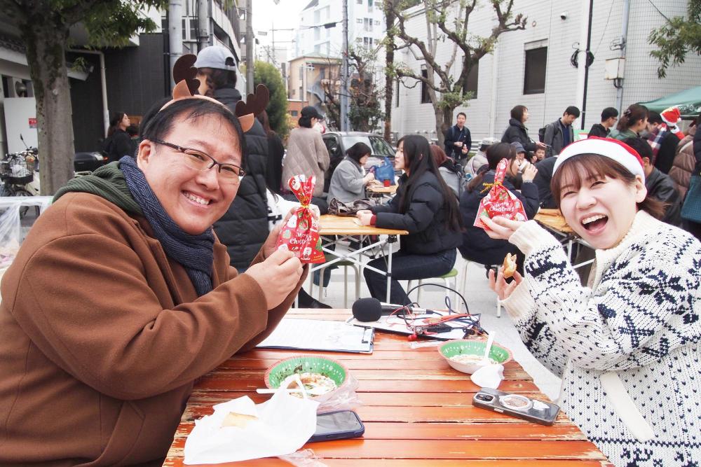 伊丹クリスマスマーケットに参加するエフエム伊丹のスタッフ