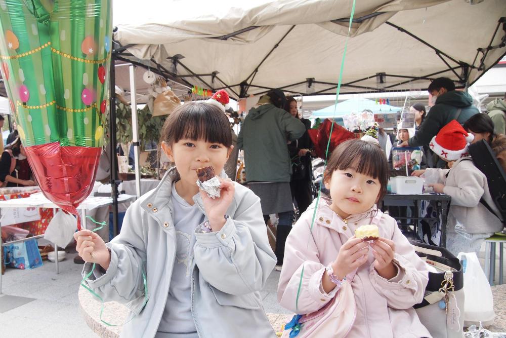 伊丹クリスマスマーケットに参加する子供2人